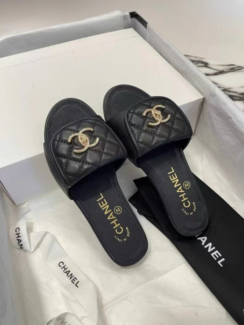 CHANEL Lambskin Diamond Quilt Gold Interlocking CC Flat Mules - Picture 3 of 6